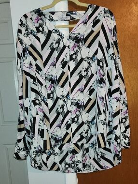 Jennifer Lopez Black, White, Pink & Beige Geometric V-Neck Blouse